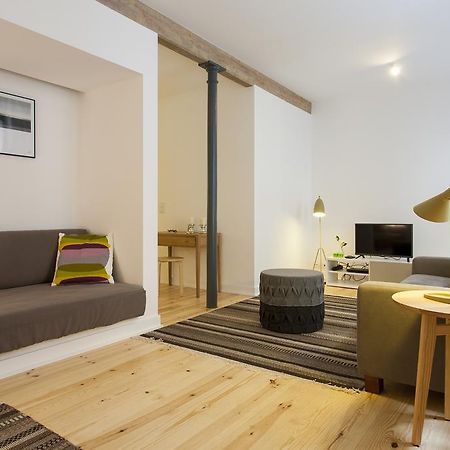 ALTIDO Cosy 1-bed flat with workspace in Santa Catarina, moments from Luís de Camões Sq Lisboa Habitación foto
