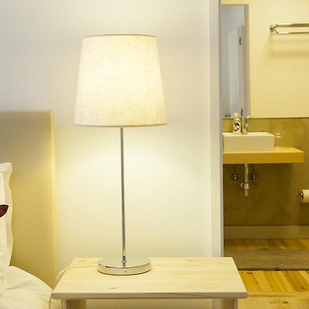 ALTIDO Cosy 1-bed flat with workspace in Santa Catarina, moments from Luís de Camões Sq Lisboa Habitación foto