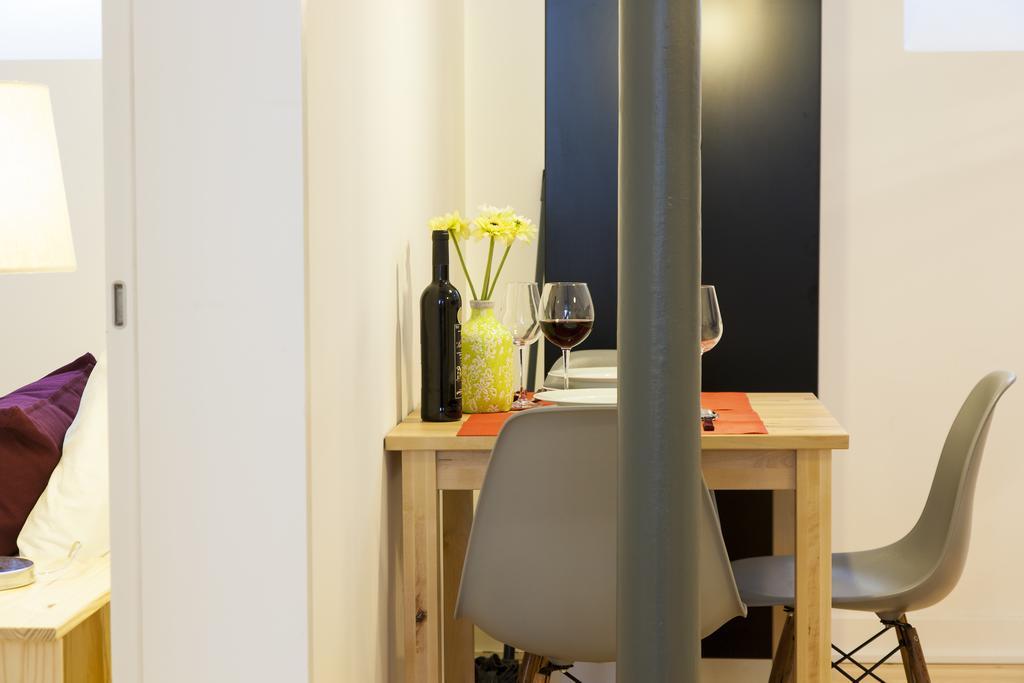 ALTIDO Cosy 1-bed flat with workspace in Santa Catarina, moments from Luís de Camões Sq Lisboa Habitación foto